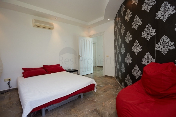 اطلالة بحر - فيلا فاخرة 7 غرف وصالة - في مركز الانيا 