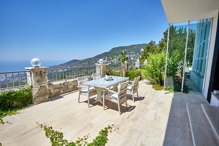 اطلالة بحر - فيلا فاخرة 7 غرف وصالة - في مركز الانيا 