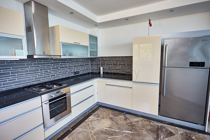 اطلالة بحر - فيلا فاخرة 7 غرف وصالة - في مركز الانيا 