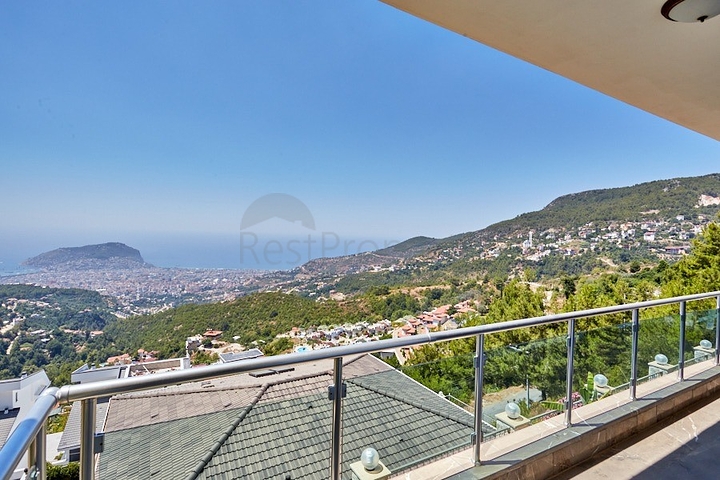 اطلالة بحر - فيلا فاخرة 7 غرف وصالة - في مركز الانيا 