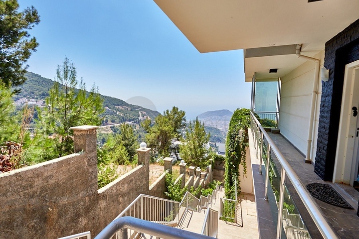 اطلالة بحر - فيلا فاخرة 7 غرف وصالة - في مركز الانيا 