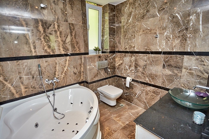 اطلالة بحر - فيلا فاخرة 7 غرف وصالة - في مركز الانيا 