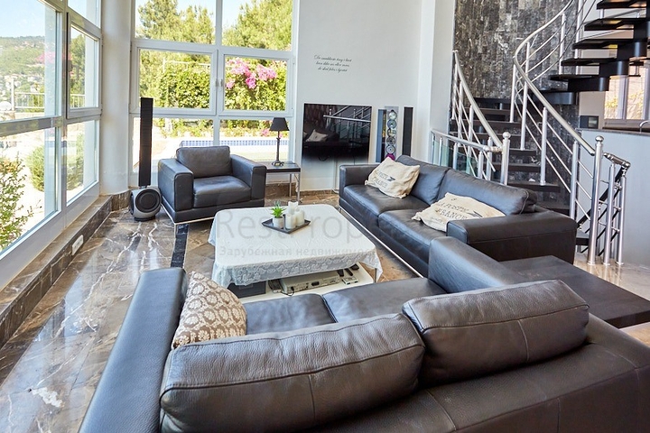 اطلالة بحر - فيلا فاخرة 7 غرف وصالة - في مركز الانيا 