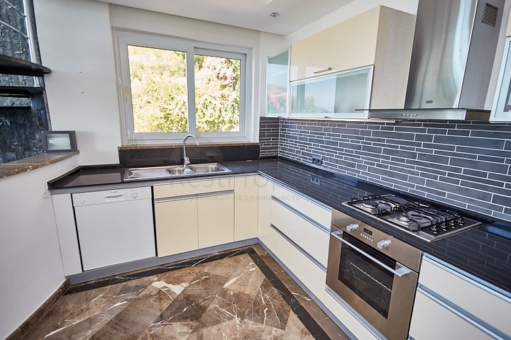 اطلالة بحر - فيلا فاخرة 7 غرف وصالة - في مركز الانيا 