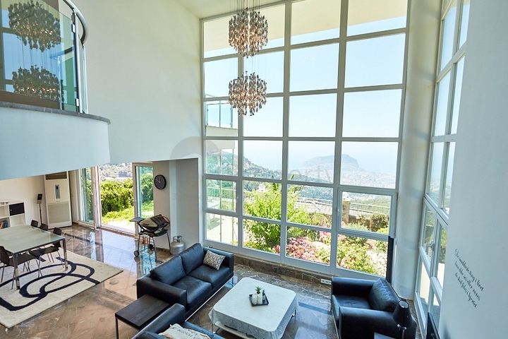 اطلالة بحر - فيلا فاخرة 7 غرف وصالة - في مركز الانيا 