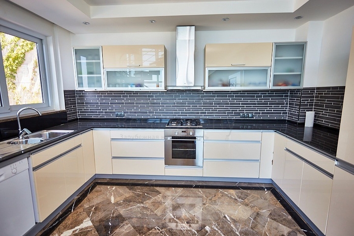 اطلالة بحر - فيلا فاخرة 7 غرف وصالة - في مركز الانيا 