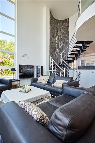 اطلالة بحر - فيلا فاخرة 7 غرف وصالة - في مركز الانيا 