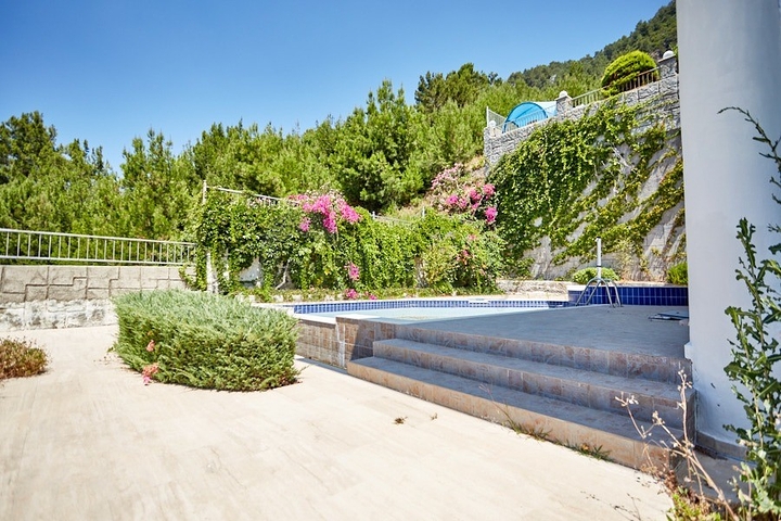 اطلالة بحر - فيلا فاخرة 7 غرف وصالة - في مركز الانيا 