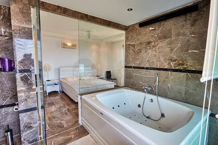 اطلالة بحر - فيلا فاخرة 7 غرف وصالة - في مركز الانيا 