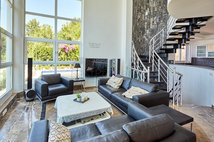 اطلالة بحر - فيلا فاخرة 7 غرف وصالة - في مركز الانيا 