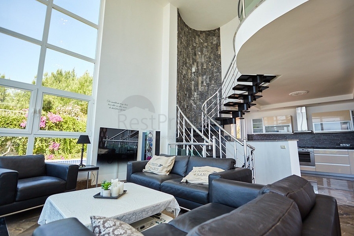 اطلالة بحر - فيلا فاخرة 7 غرف وصالة - في مركز الانيا 