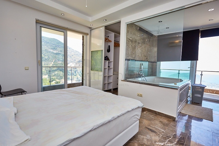 اطلالة بحر - فيلا فاخرة 7 غرف وصالة - في مركز الانيا 