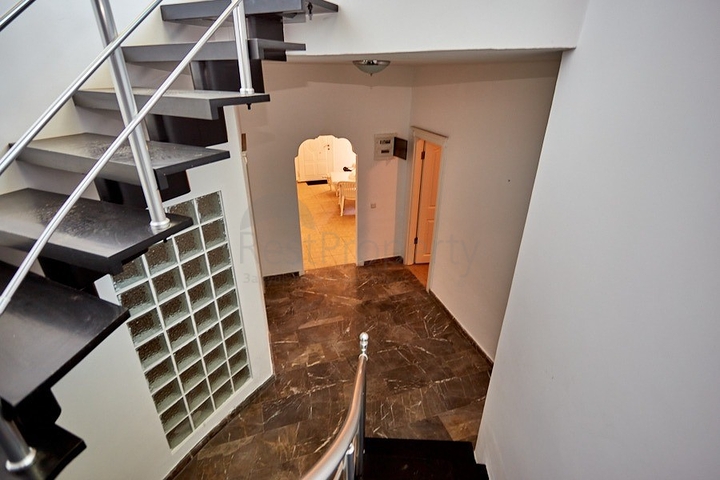 اطلالة بحر - فيلا فاخرة 7 غرف وصالة - في مركز الانيا 