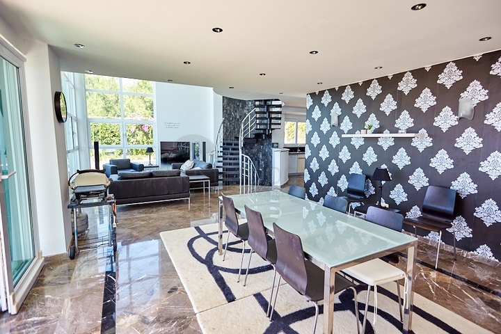 اطلالة بحر - فيلا فاخرة 7 غرف وصالة - في مركز الانيا 