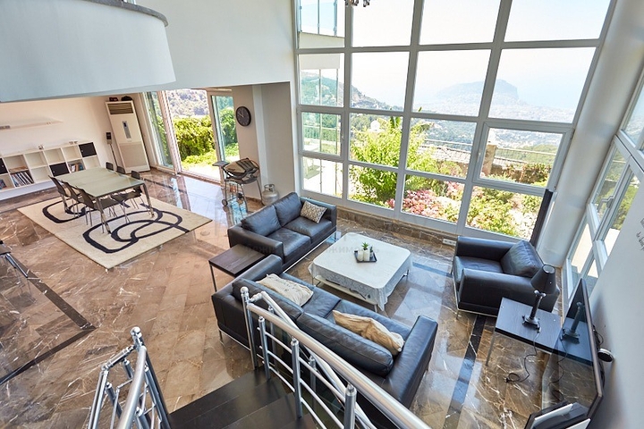 اطلالة بحر - فيلا فاخرة 7 غرف وصالة - في مركز الانيا 