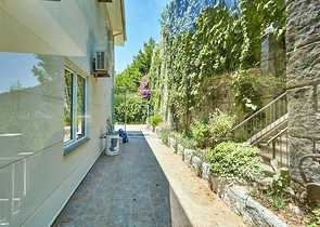 اطلالة بحر - فيلا فاخرة 7 غرف وصالة - في مركز الانيا 