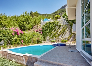 اطلالة بحر - فيلا فاخرة 7 غرف وصالة - في مركز الانيا 