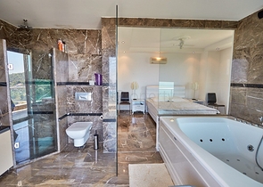 اطلالة بحر - فيلا فاخرة 7 غرف وصالة - في مركز الانيا 