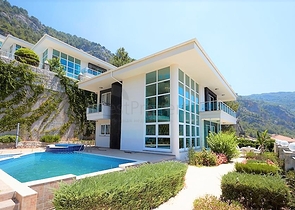 اطلالة بحر - فيلا فاخرة 7 غرف وصالة - في مركز الانيا 