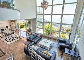 اطلالة بحر - فيلا فاخرة 7 غرف وصالة - في مركز الانيا 