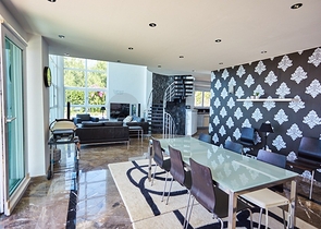 اطلالة بحر - فيلا فاخرة 7 غرف وصالة - في مركز الانيا 