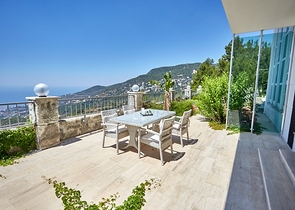 اطلالة بحر - فيلا فاخرة 7 غرف وصالة - في مركز الانيا 