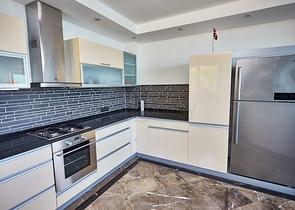 اطلالة بحر - فيلا فاخرة 7 غرف وصالة - في مركز الانيا 