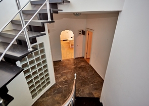 اطلالة بحر - فيلا فاخرة 7 غرف وصالة - في مركز الانيا 