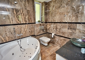 اطلالة بحر - فيلا فاخرة 7 غرف وصالة - في مركز الانيا 