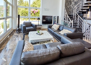 اطلالة بحر - فيلا فاخرة 7 غرف وصالة - في مركز الانيا 