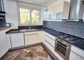 اطلالة بحر - فيلا فاخرة 7 غرف وصالة - في مركز الانيا 