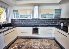 اطلالة بحر - فيلا فاخرة 7 غرف وصالة - في مركز الانيا 