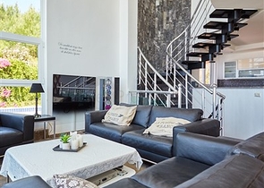 اطلالة بحر - فيلا فاخرة 7 غرف وصالة - في مركز الانيا 