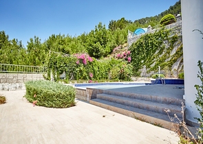 اطلالة بحر - فيلا فاخرة 7 غرف وصالة - في مركز الانيا 