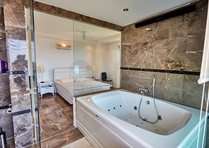 اطلالة بحر - فيلا فاخرة 7 غرف وصالة - في مركز الانيا 