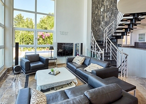 اطلالة بحر - فيلا فاخرة 7 غرف وصالة - في مركز الانيا 