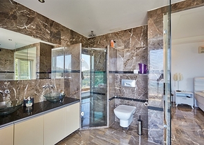 اطلالة بحر - فيلا فاخرة 7 غرف وصالة - في مركز الانيا 