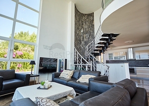 اطلالة بحر - فيلا فاخرة 7 غرف وصالة - في مركز الانيا 