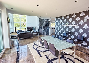 اطلالة بحر - فيلا فاخرة 7 غرف وصالة - في مركز الانيا 