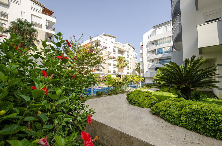 شقة 2 + 1 في مجمع ليمان كونيالتي على بعد 600 م من البحر