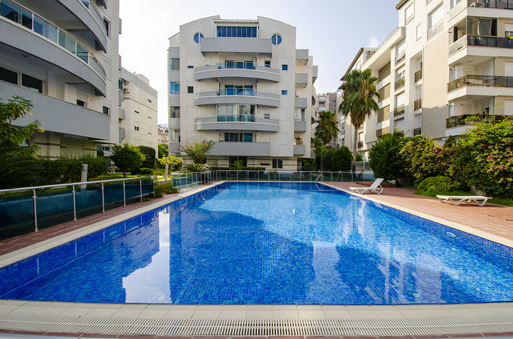 شقة 2 + 1 في مجمع ليمان كونيالتي على بعد 600 م من البحر