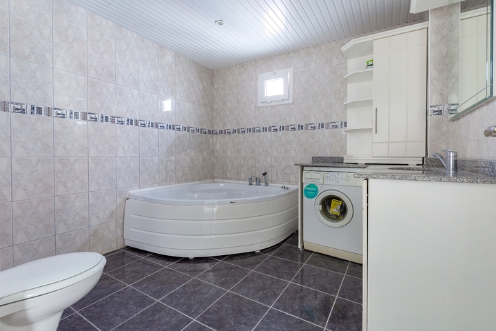 بسعر منافس -شقة مفروشة 1+2 غرفتين وصالة -في منطقة توسمور المركزية / الانيا 