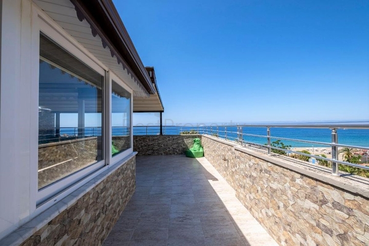 دوبلكس باطلالة بحرية ساحرة - في مركز مدينة الانيا 