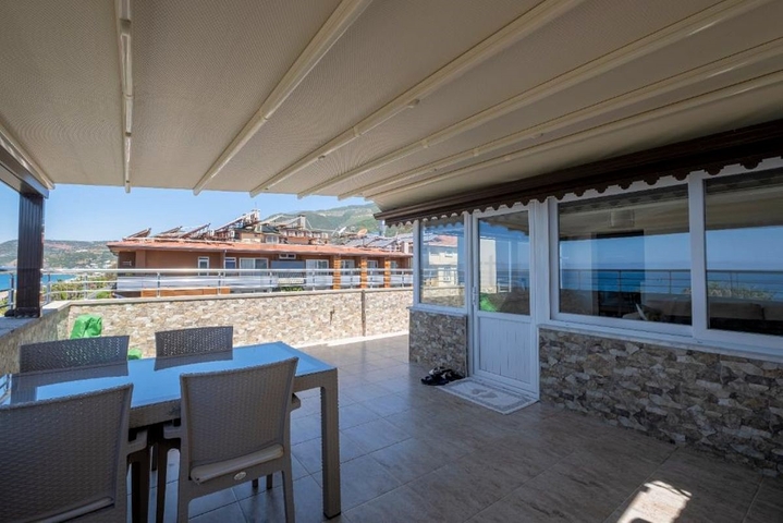 دوبلكس باطلالة بحرية ساحرة - في مركز مدينة الانيا 