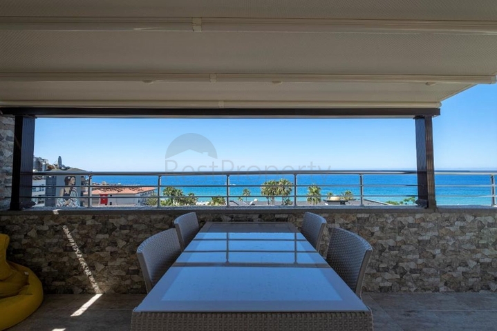 دوبلكس باطلالة بحرية ساحرة - في مركز مدينة الانيا 