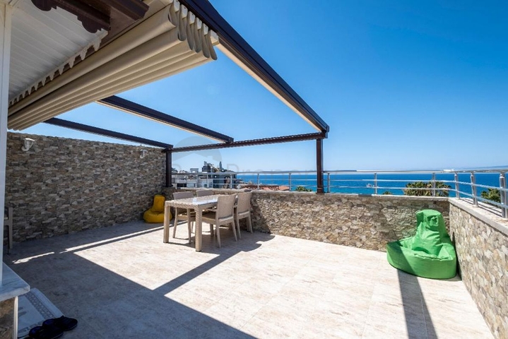 دوبلكس باطلالة بحرية ساحرة - في مركز مدينة الانيا 