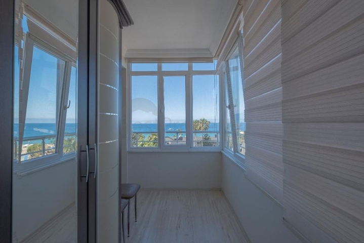 دوبلكس باطلالة بحرية ساحرة - في مركز مدينة الانيا 