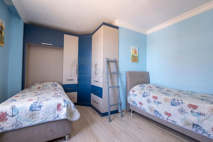 دوبلكس باطلالة بحرية ساحرة - في مركز مدينة الانيا 