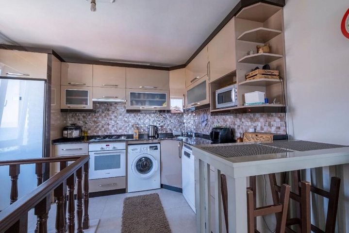 دوبلكس باطلالة بحرية ساحرة - في مركز مدينة الانيا 