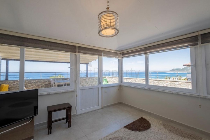 دوبلكس باطلالة بحرية ساحرة - في مركز مدينة الانيا 